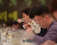 [포토] 한국 소믈리에 대회, 향과 맛보는 참가자