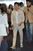 [포토] 로봇 입장하는 배우 장수원