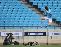 [포토] 동점골 넣고 날아오른 이랜드 노병준