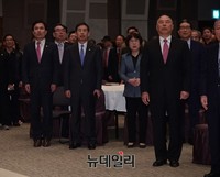 [포토] 뉴데일리 특별강연회, 애국가 제창하는 참가자