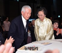 [포토] 뉴데일리 특별강연회, 참석한 이인수 박사 내외