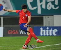 [한국-우즈벡] 손흥민, 강한 오른발 슛팅