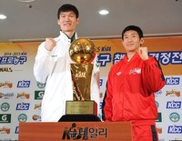 [포토] 결의 다지는 동부 김주성-모비스 양동근