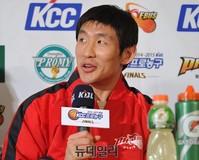 [포토] 질문에 답하는 울산 모비스 양동근