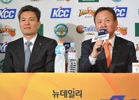 [포토] 미디어데이 참석한 모비스 유재학 감독과 동부 김영만 감독
