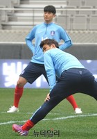 [포토] 스트레칭 하는 구자철-기성룡