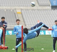 [포토] 축구 국가대표 손흥민, 멋진 족구 스파이크