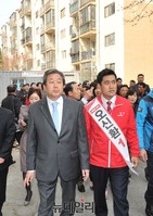 [포토] 관악 강남아파트 찾은 김무성 대표와 오신환 후보