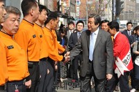 [포토] 소방대원들과 악수 나누는 김무성 대표와 오신환 후보