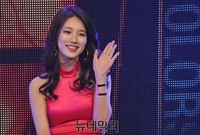 [포토] 수지 상큼한 손인사에 남심 흔들흔들