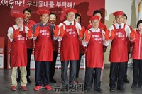 [포토] 앞치마 입은 새누리당 김무성 대표와 4.29재보궐 후보자들