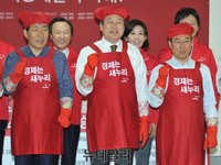 [포토] 구호외치는 김무성 대표와 후보자들