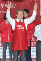 [포토] 앞치마 입은 새누리당 김무성 대표