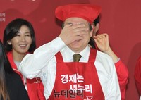 [포토] 앞치마 입고 부끄러워 하는 새누리당 김무성 대표