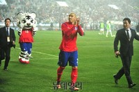 [포토] 팬들에게 인사하는 차두리