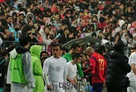 [포토] 팬들의 박수속에 그라운드 떠나는 차두리