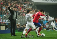 [포토] 뉴질랜드 수비 따돌리는 손흥민 선수