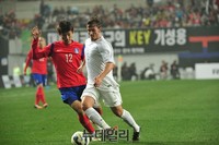 [포토] 뉴질랜드 수비 따돌리는 한교원 선수