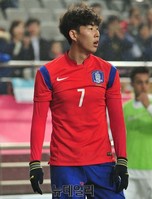 [포토] 빗속에 경기 임하는 손흥민 선수