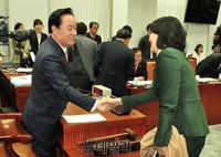 [포토] 인사 나누는 이병석-박영선