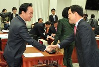 [포토] 인사 나누는 이병석 위원장과 김기식 의원