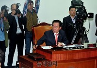 [포토] 의원사봉 두드리는 이병석 위원장