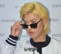 [포토] 선글라스 벗는 노란머리 강남