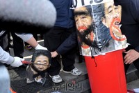 [포토] 아베신조 일본총리 마네킹 톱질하는 어버이연합