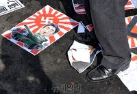 [포토] 구둣발에 밟힌 아베신조 일본총리