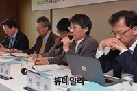 [포토] 발제하는 조우석 문화평론가