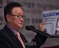 [포토] 4.3사건 제주언론 소개하는 홍석표 공동대표