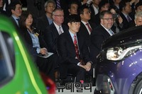 [포토] 쉐보레 스파크 바라보는 박지성