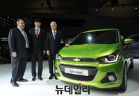 [포토] 신형 쉐보레 스파크와 기념촬영하는 박지성