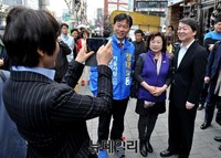 [포토] 사진찍는 새정치 정태호 예비후보와 안철수 의원