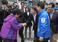 [포토] 주민들과 악수 나누는 안철수 전 당대표