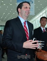 [서울모터쇼] 철제보형물 착용한 마크리퍼트 주한미국대사