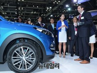 [서울모터쇼] 국산차량 구경하는 마크리퍼트 주한 미국대사