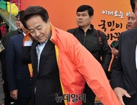 [포토] 옷갈아 입는 정동영 예비후보