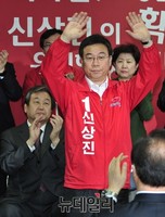 [포토] 손들어 인사하는 성남중원 신상진 후보