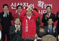 [포토] 인사하는 성남중원 신상진 예비후보자