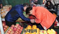 [포토] 지역 상인들과 인사 나누는 정동영 예비후보