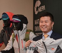 [포토] 하이브리드 경영 비전 발표한 네파 박창근 대표