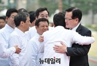 [포토] 포옹하는 정의화 국회의장과 김진표 전 의원