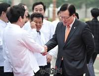 [포토] 인사 나누는 정의화 국회의장과 김진표 전 의원