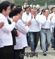 [포토] 입장하는 문재인 대표와 우윤근 원내대표