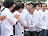 [포토] 악수 나누는 문재인 대표