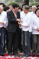 [포토] 인사 나누는 정의화 국회의장과 문재인 대표