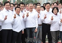 [포토] 기념사진 촬영하는 문재인 대표와 당 관계자들