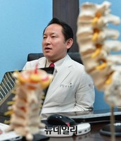 [포토] 인터뷰하는 김준한 더본병원장