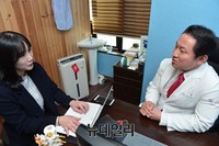[포토] 인터뷰하는 김준한 원장
